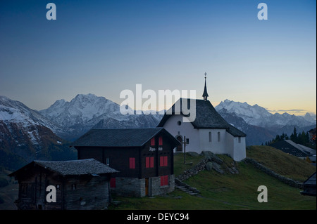 Village de Bettmeralp et les Alpes Pennines ou Valais, Valais, Suisse, Europe Banque D'Images