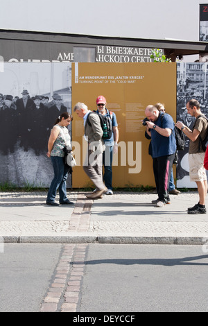 L'été à Checkpoint Charlie - Berlin, Allemagne et galets montrant la ligne du mur Banque D'Images