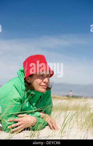 Femme allongée sur la plage, Sylt Banque D'Images