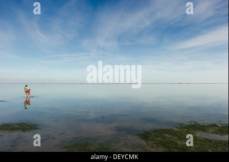 Mère et enfant dans la mer des Wadden près de Wyk, Foehr Island, au nord de l'archipel Frison, Schleswig-Holstein Banque D'Images