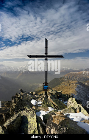 Sommet cross sur la montagne Bettmerhorn, surplombant la vallée du Rhône et les Alpes Pennines, Bettmeralp, Valais, Suisse, Europe Banque D'Images