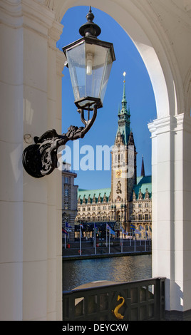 Arcades et Alsterarkaden Hamburg Rathaus, l'hôtel de ville, l'Alster, l'embouchure de la rivière Alster, Hamburg Banque D'Images