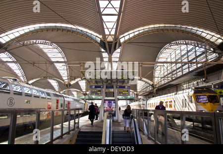 Les passagers sur la plate-forme à la gare de LOUVAIN Belgique Banque D'Images