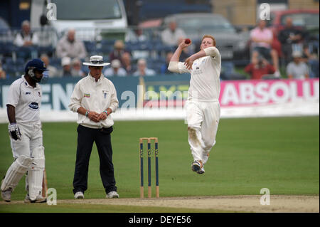 Hove Sussex UK 25 Septembre 2013 - Ben Stokes bowling de Durham contre Sussex durant la deuxième jours jouer dans leur LV Championship match de cricket Hove aujourd'hui Banque D'Images