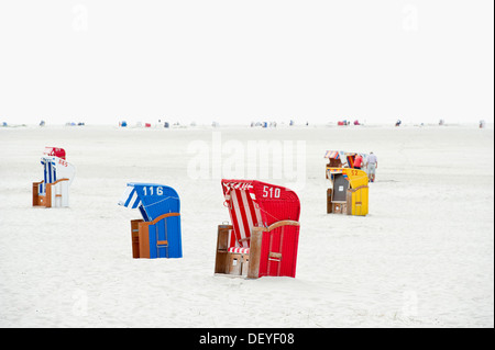 Chaises de plage en osier couvert colorés sur la plage, Norddorf, Amrum, Amrum, au nord de l'archipel Frison, Schleswig-Holstein, Allemagne Banque D'Images