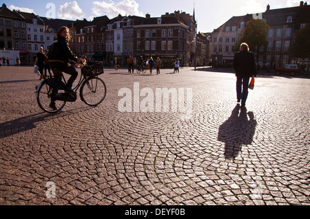 Ombres et silhouettes sur Markt Maastricht Pays-Bas Banque D'Images