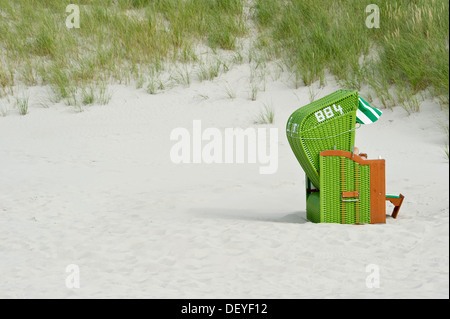 Chaise de plage en osier au toit vert sur la plage, Norddorf, Amrum, Amrum, au nord de l'archipel Frison, Schleswig-Holstein, Allemagne Banque D'Images