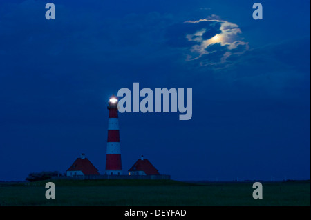 Phare et pleine lune, nuit, Westerheversand, Büsum, Eiderstedt, Frise du Nord, Schleswig-Holstein, Allemagne Banque D'Images