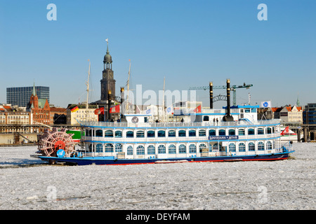 Paquebot Louisiane Star avec des blocs de glace dans le port de Hambourg Banque D'Images