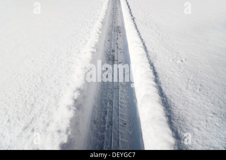 Les traces de pneus dans la neige Banque D'Images