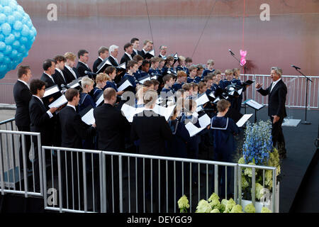 Copenhague, 25 septembre 2013. Aujourd'hui Son Altesse Royale la princesse Mary de Danemark a officiellement nommé le triple-E-conteneurs Maersk majestueux à Langelinie dans le port de Copenhague. La cérémonie a également été marquée par l'ouverture de la zone d'exposition et les visites à bord du navire pour le public. La chorale de la chapelle royale de Copenhague, Danemark, est de chanter des chants patriotiques et au cours de la cérémonie de remise du nom. La bouteille de champagne cassée le nom donné à l'arrière-plan. Credit : Niels Quist/Alamy Live News Banque D'Images