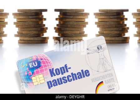 Kopfpauschale', frais de capitation écrit sur une carte d'assurance en face si des piles de pièces en euro Banque D'Images