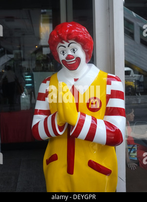 Statue de Ronald McDonald fait un gesure 'wai' à l'extérieur d'un McDonald's à Bangkok, Thaïlande Banque D'Images