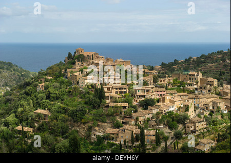 Village by the sea, Deia, Majorque, Îles Baléares, Espagne Banque D'Images