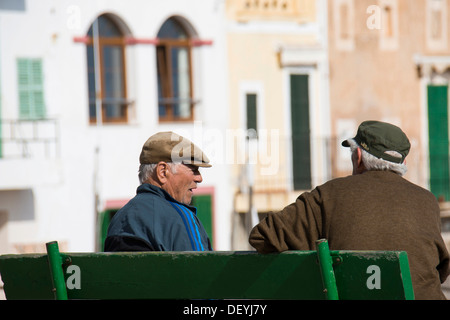 Les hommes âgés dans le port, Puerto del Carmen, Felanitx, Majorque, Îles Baléares, Espagne Banque D'Images