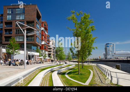 Promenade Dalmannkai et architecture moderne sur Kaiserkai quay à HafenCity, Hambourg Banque D'Images