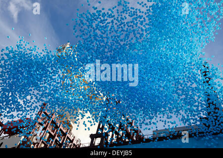 Copenhague, 25 septembre 2013. Aujourd'hui Son Altesse Royale la princesse Mary de Danemark a officiellement nommé le triple-E-conteneurs Maersk majestueux à Langelinie dans le port de Copenhague. La cérémonie a également été marquée par l'ouverture de la zone d'exposition et les visites à bord du navire pour le public. Le navire est couvert dans l'ordre croissant des ballons bleu Maersk a la fin de la cérémonie. Credit : Niels Quist/Alamy Live News Banque D'Images