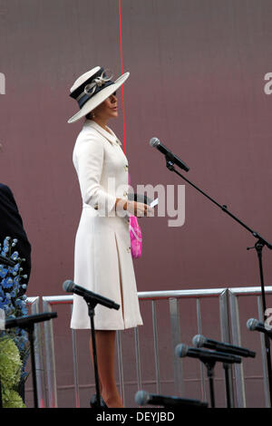 Copenhague, 25 septembre 2013. Aujourd'hui Son Altesse Royale la princesse Mary de Danemark a officiellement nommé le triple-E-conteneurs Maersk majestueux à Langelinie dans le port de Copenhague. La cérémonie a également été marquée par l'ouverture de la zone d'exposition et les visites à bord du navire pour le public. La princesse Mary parle et souhaite bonne chance avant la bouteille de champagne est cassée en un seul lancer. Credit : Niels Quist/Alamy Live News Banque D'Images