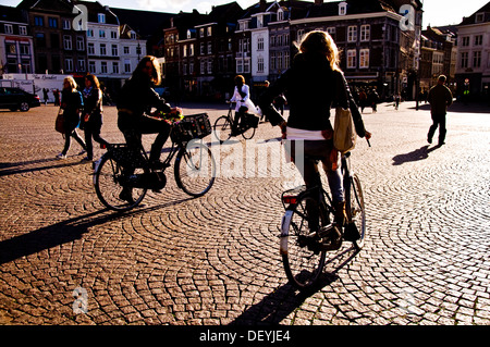 Ombres et silhouettes sur Markt Pays-bas Maastricht trois femmes cyclistes Banque D'Images