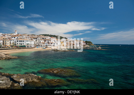 Village de maisons blanches par la mer, Calella de Palafrugell, Palafrugell, Costa Brava, Catalogne, Espagne Banque D'Images