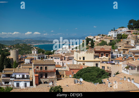 Vue d'une petite ville par la mer, Begur, Costa Brava, Catalogne, Espagne Banque D'Images