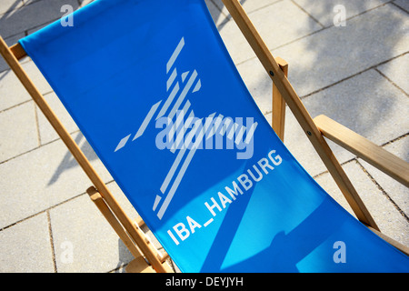 Chaise longue avec Hamburg-Logo IBA avec l'international horticultural show à Hambourg, Allemagne, Europe, Liegestuhl mit IBA Hambu Banque D'Images