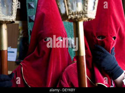 Deux pénitents dans une procession de la semaine sainte en Baeza, Jaén, Espagne, Europe Banque D'Images