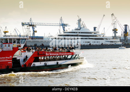 Le méga yacht Eclipse dans le dock flottant de Blohm et Voss dans le port de Hambourg, Hambourg Banque D'Images