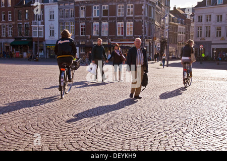 Ombres et silhouettes sur Markt Pays-bas Maastricht shoppers et cyclistes Banque D'Images