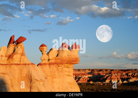 Des zoos colorés, des piliers de roche, des formations de grès dans la lumière du soir avec la lune, Blue Canyon, Arizona, États-Unis Banque D'Images