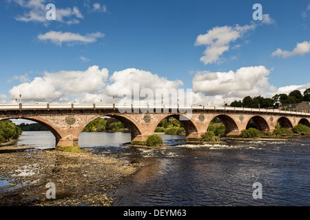 SMEATON'S OLD ROAD BRIDGE ET RIVIÈRE TAY LE CENTRE-VILLE DE PERTH EN ÉCOSSE Banque D'Images