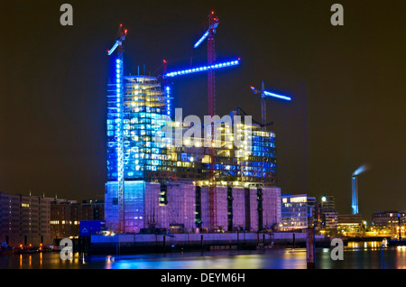 Elbphilharmonie Philharmonic Hall au port bleu illumination dans le port de Hambourg Banque D'Images