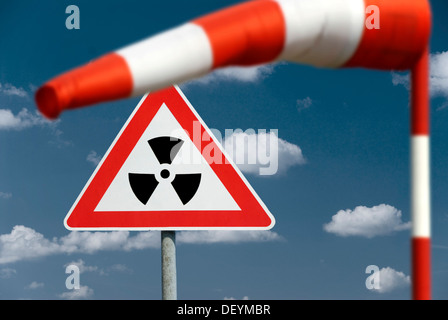 Girouette, le panneau d'avertissement de radioactivité, nuage radioactif, montage Banque D'Images