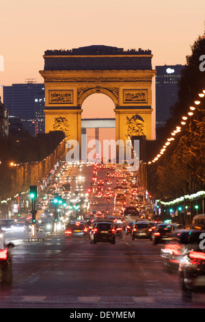 Avenue des Champs Elysées avec l'Arc de Triomphe, Paris, Ile-de-France, France Banque D'Images