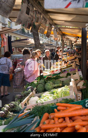 La rue du marché sur la Rive Gauche, Paris, France Banque D'Images