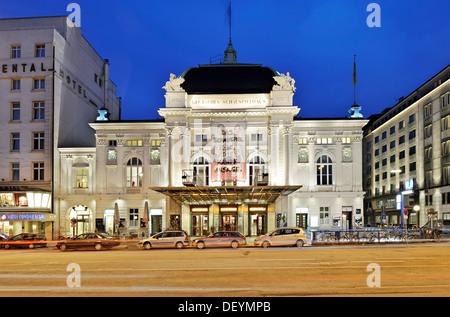 Le Théâtre Deutsches Schauspielhaus avec une bannière, pour protester contre les coupures dans le budget du théâtre Banque D'Images