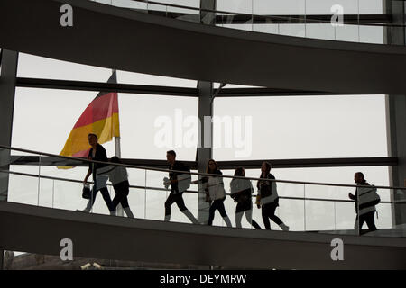 Berlin, Allemagne. 25 Septembre, 2013. Les gens visiter la coupole du Reichstag à Berlin, Allemagne, 25 septembre 2013. Photo : MAURIZIO GAMBARINI/dpa/Alamy Live News Banque D'Images