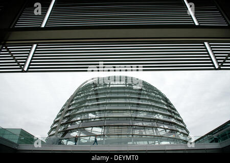 Berlin, Allemagne. 25 Septembre, 2013. Les gens visiter la coupole du Reichstag à Berlin, Allemagne, 25 septembre 2013. Photo : MAURIZIO GAMBARINI/dpa/Alamy Live News Banque D'Images