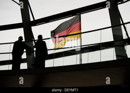 Berlin, Allemagne. 25 Septembre, 2013. Les gens visiter la coupole du Reichstag à Berlin, Allemagne, 25 septembre 2013. Photo : MAURIZIO GAMBARINI/dpa/Alamy Live News Banque D'Images