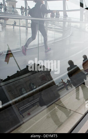 Berlin, Allemagne. 25 Septembre, 2013. Les gens visiter la coupole du Reichstag à Berlin, Allemagne, 25 septembre 2013. Photo : MAURIZIO GAMBARINI/dpa/Alamy Live News Banque D'Images