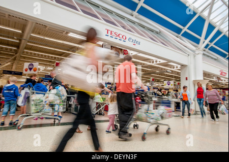 Tesco shoppers Extra Vert Serpentine Peterborough Banque D'Images