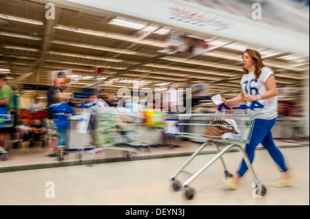 Tesco shoppers Extra Vert Serpentine Peterborough Banque D'Images