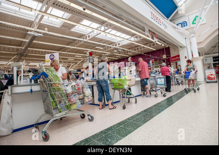 Tesco shoppers Extra Vert Serpentine Peterborough Banque D'Images