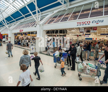 Tesco shoppers Extra Vert Serpentine Peterborough Banque D'Images