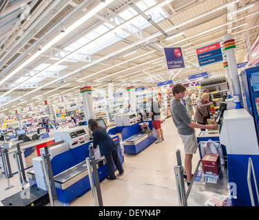 Tesco shoppers Extra Vert Serpentine Peterborough Banque D'Images