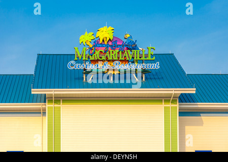 En néon au-dessus de Jimmy Buffett's Margaritaville Casino et le restaurant à l'arrière de la baie de Biloxi, MS Banque D'Images