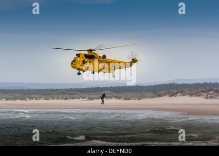 SEA KING RAF TREUILLAGE DE SAUVETAGE PAR HÉLICOPTÈRE UN HOMME D'une mer déchaînée Banque D'Images