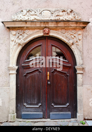 La porte en bois dans la vieille ville de Riga , Lettonie Banque D'Images