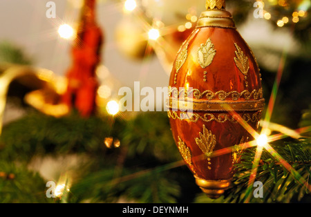Christmas Tree ball sur un arbre de Noël Banque D'Images