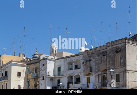 Antennes de télévision sur les toits des maisons anciennes sous le ciel bleu, Bari, Italie. Banque D'Images